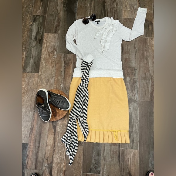 Banana Republic Sweater - Picture 3 of 3